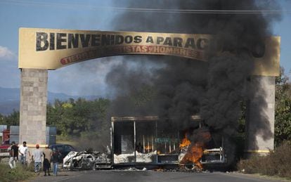 Veículos em chamas na entrada de Paracuaro, em Michoacán.