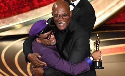 Spike Lee abraça Samuel L. Jackson, de quem recebeu o Oscar de melhor roteiro adaptado por 'Infiltrado na Klan'.