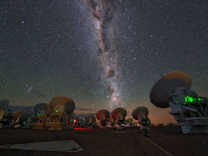 As antenas do telescópio ALMA, no Chile, um dos que foram usados para captar a fusão das duas estrelas de nêutrons.