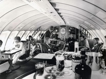 O termo jet set, cunhado no final dos anos 1950 pelo jornalista de fofocas norte-americano Igor Cassini, representava os valores e a maneira de viver de um pequeno grupo de pessoas que viajavam de avião de um lugar para o outro, a elite. As aeromoças formavam, de uma forma ou de outra, parte desse grupo de pessoas. Na foto, a vida na primeira classe de um Boeing 747, em 1971.