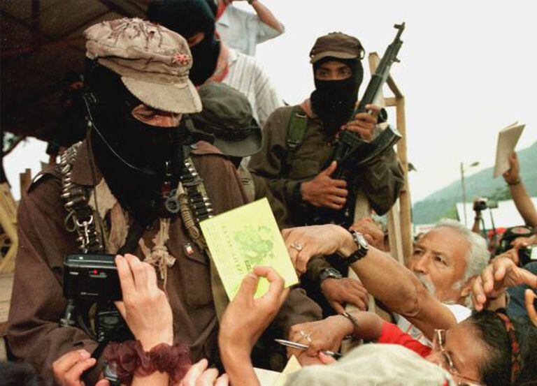 Simpatizantes pedem um autógrafo ao subcomandante Marcos em 1999.