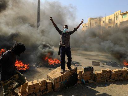 Cidadãos protestam diante de uma barricada no centro de Cartum (Sudão), nesta segunda-feira. Em vídeo, imagens das manifestações.
