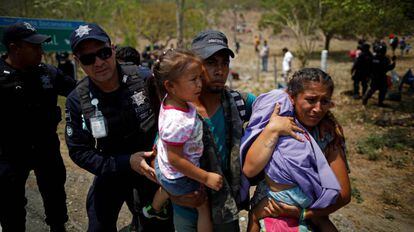 Policiais detêm um grupo de migrantes nesta segunda-feira no sul do México.