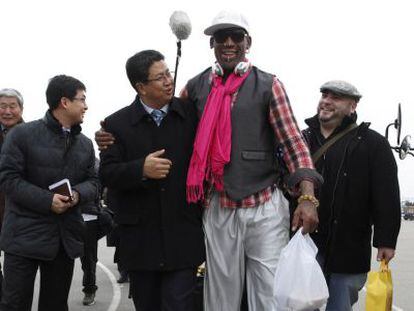 Dennis Rodman chega ao aeroporto de Pyongyang para realizar um jogo de exibição pelo aniversário de Kim Jong-un.