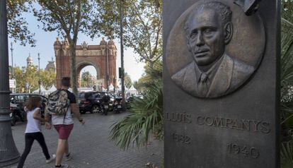 Pedestres passam perto do monumento a Lluís Companys no dia depois da proclamação da República.