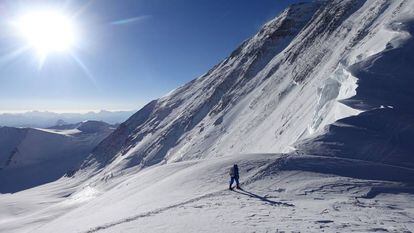 Adrian Ballinger e Cory Richards registraram no Strava sua tentativa de subir o Everest sem oxigênio.