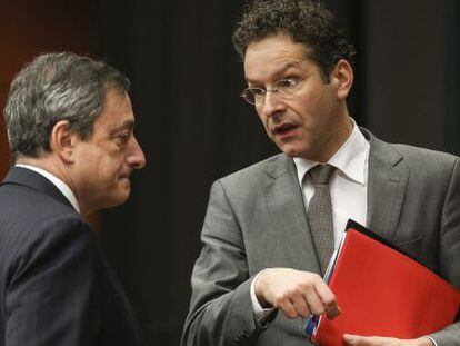 O presidente do Eurogrupo, Jeroen Dijsselbloem (direita) conversa com o presidente do Banco Central Europeo (BCE), Mario Draghi.