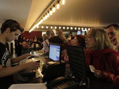 Público compra ingressos no dia da reabertura do Belas Artes, em julho de 2014.