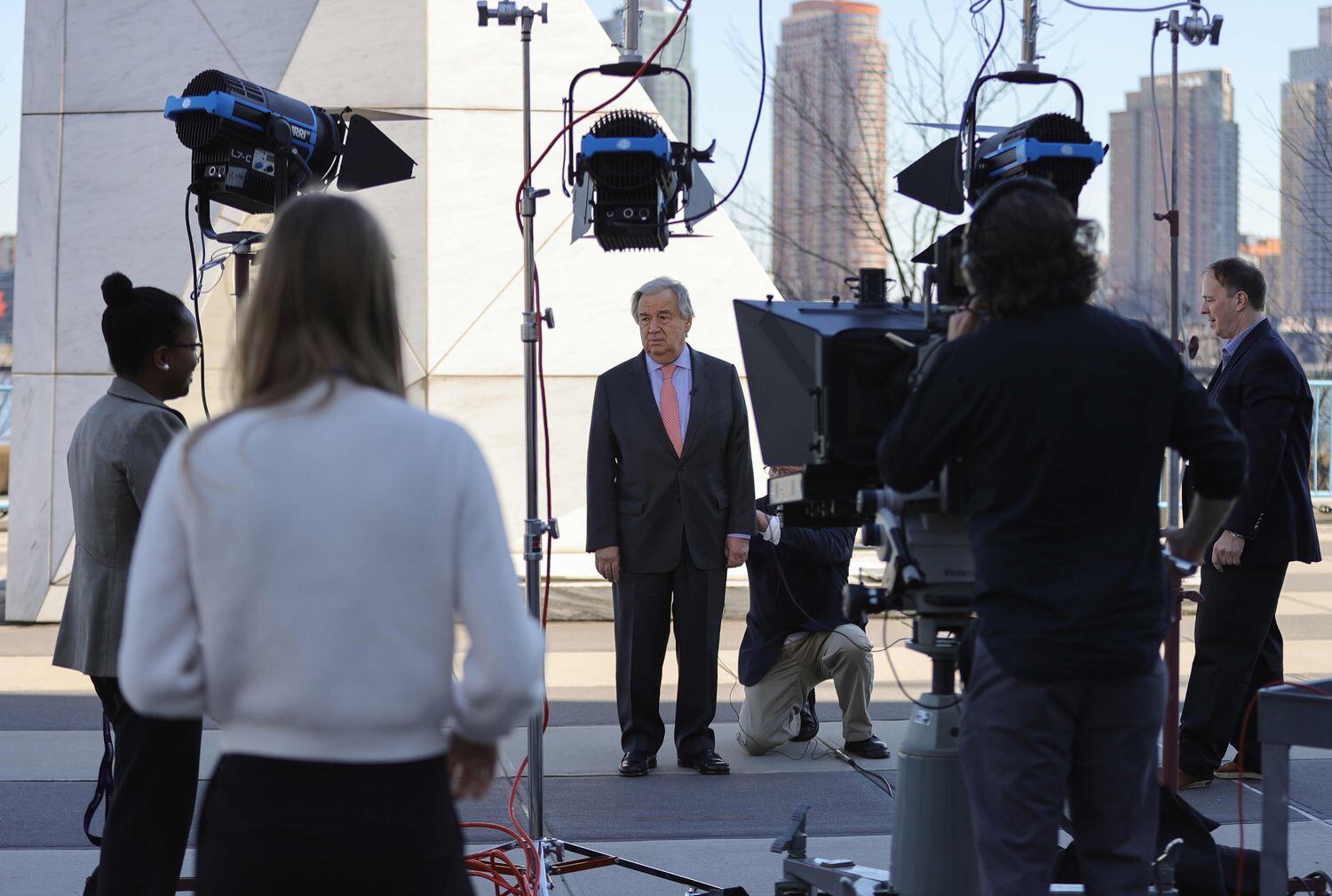 António Guterres visita, em 9 de março, um monumento contra a escravidão na sede da ONU, em Nova York.
