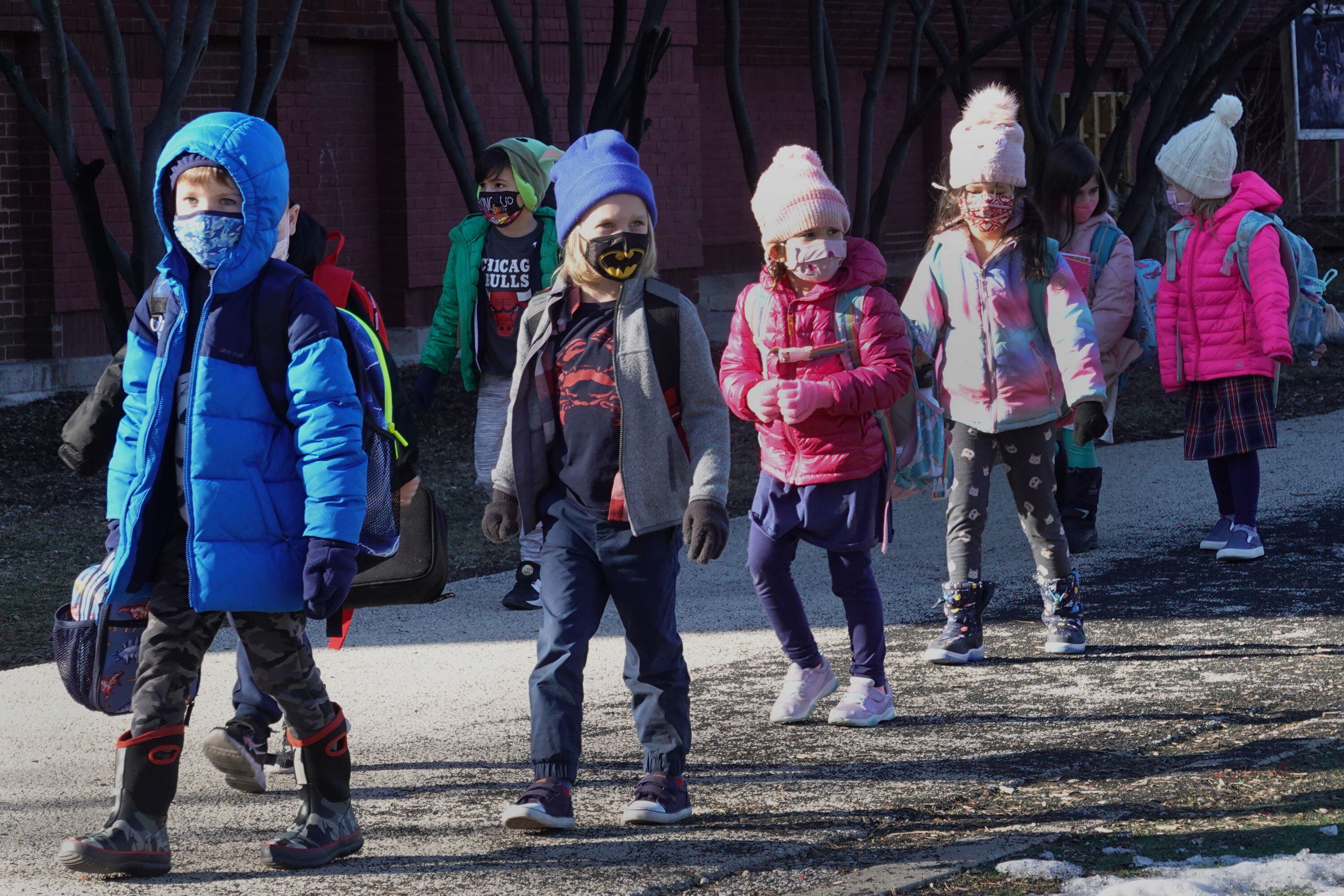 Crianças a caminho da escola em Chicago em 1º de março. Seu primeiro dia de educação presencial. 