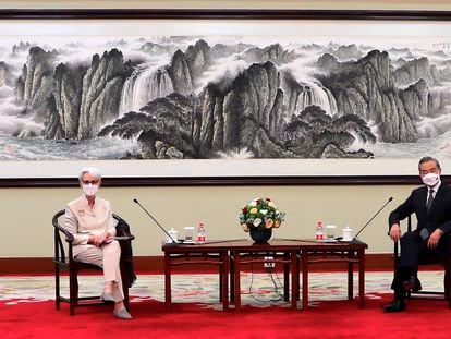 A subsecretária de Estado dos EUA, Wendy Sherman, e o ministro das Relações Exteriores da China, Wang Yi, durante seu encontro na cidade chinesa de Tianjin.