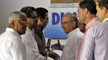 Membros das FARC e do Governo em Havana.
