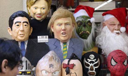 Máscara de Trump é vendida junto a outras personalidades em Tóquio.