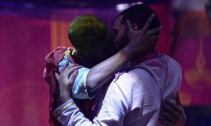 Lucas e Gilberto, participantes do BBB 21 se beijam durante uma festa no programa.