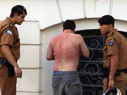 Homem &eacute; agredido durante o protesto em Curitiba.