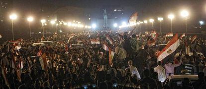 Multidão na ponte Kasr al Nil, um dos principais acessos à praça Tahir (Cairo), comemora a queda do ditador Hosni Mubarak, em fevereiro de 2011.