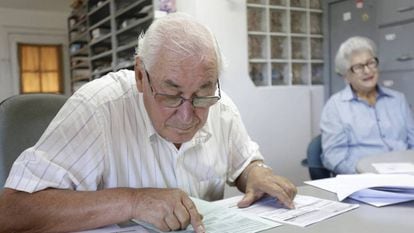 José Aloysio Neumann, de 82 anos, trabalha diariamente em sua corretora de seguros.