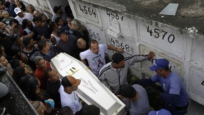 Familiares e manifestantes acompanham o enterro Ágatha Félix, no dia 22 de setembro.
