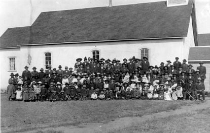 Uma imagem histórica da Província de Saskatchewan, possivelmente datada de 1910, mostra as crianças indígenas e funcionários do internato da igreja de Marieval. Localização de restos mortais em locais de internatos causa perplexidade no Canadá.