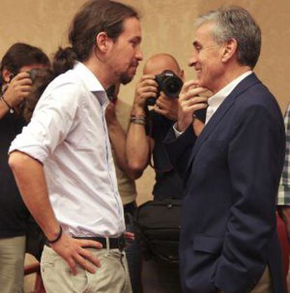 Pablo Iglesias, líder de Podemos, no Congreso com o socialista Ramón Jáuregui, em junho.