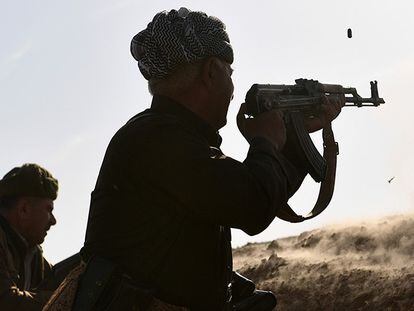 Os peshmergas avançam sobre Bashiqa, perto de Mossul. No vídeo, a crônica de Natalia Sancha, do EL PAÍS.