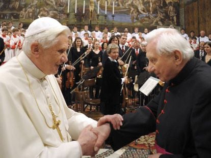 O então papa Bento XVI cumprimenta seu irmão Georg diante do coral de Ratisbona no Vaticano em 2009.