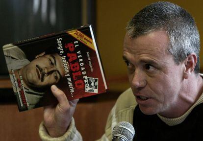 Popeye com um livro sobre Pablo Escobar.