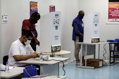 Eleitores e mesários no primeiro turno das eleições municipais 2020, que ocorreu em 15 de novembro. Brasileiros voltam às urnas neste domingo, 29, em 57 cidades.