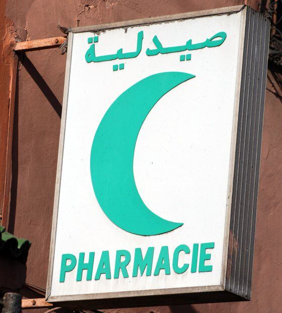 Sinal de farmácia em Marrocos.
