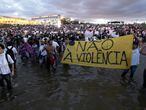 Manifestantes en Brasilia llevan una pancarta que dice "No a la violencia".