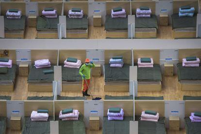 Trabalhador limpa hospital improvisado em Wuhan (China), no domingo.
