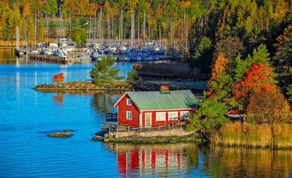 Cabana de verão no arquipélago de Turku, na Finlândia.