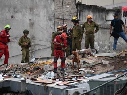 Probabilidade de encontrar pessoas com vida sob os escombros de dezenas de edifícios demolidos pelo terremoto na capital diminui a cada hora