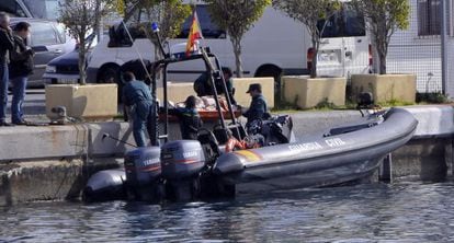 A Policia civil leva o novo cadáver até o porto.