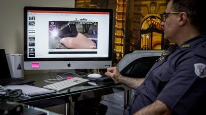O chefe do programa de câmeras corporais em São Paulo, o coronel Robson Cabanas, observa as imagens captadas por um dos dispositivos.