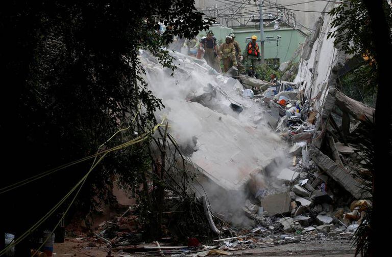 Bombeiros procuram vítimas sob escombros na Cidade do México, nesta quarta.