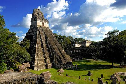 Além da cidade de Antigua, os templos de Tikal são a grande atração da Guatemala. Extraordinariamente restaurados, essas pirâmides de origem maia emergem num canto da selva e surpreendem por seu tamanho e sua destreza arquitetônica. O melhor é chegar à Gran Plaza bem no início da manhã. Ocupada durante 1.600 anos, Tikal representa o esplendor cultural e artístico alcançado por essa civilização da selva. O elevado templo IV, no limite ocidental do recinto, oferece uma vista fabulosa. Também vale admirar a abundância da fauna e da flora ao percorrer as trilhas entre os centros cerimoniais. Ao passear pelas largas trilhas elevadas, originalmente construídas com pedaços de pedra calcária para facilitar o tráfego entre os complexos de templos, talvez você possa ver macacos-aranha, raposas e pavões.
