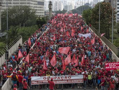 Militantes do MTST durante marcha pró-moradia popular em São Paulo.