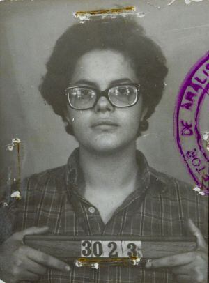 A foto de Dilma ao ser presa, e que se eternizou nessas eleições.