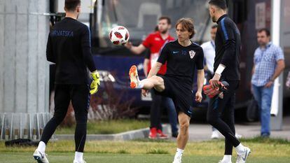 Luka Modric (ao centro) treina entre os companheiros para enfrentar os dinamarqueses.