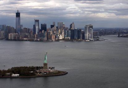 Estátua da Liberdade, com Manhattan ao fundo, em 2012, depois da passagem do furacão Sandy.