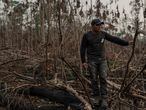 Eric Karipuna, 24, observa uma área devastada dentro da Terra Indígena Karipuna em Porto Velho.