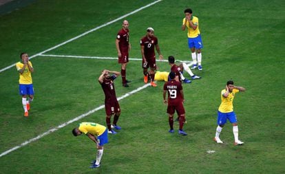 Brasileiros lamentam o resultado na Fonte Nova.