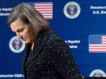 A subsecretaria de Estado, Vitória Nuland, na embaixada de EUA na Ucrânia nesta sexta-feira.