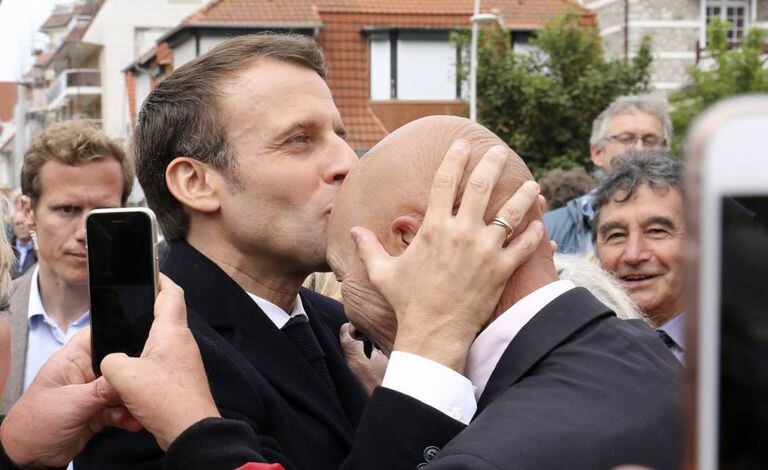 O presidente Emmanuel Macron cumprimenta um cidadão depois de votar em Lhe Touquet, no norte da França