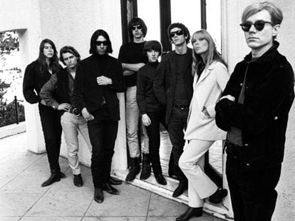 Andy Warhol (à direita) e o Velvet Underground, em uma imagem de 1966 realizada pelo fotógrafo Steve Schapiro.