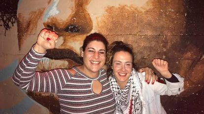 Luiza Coppieters e Marina Tambelli comemorando a vitória judicial