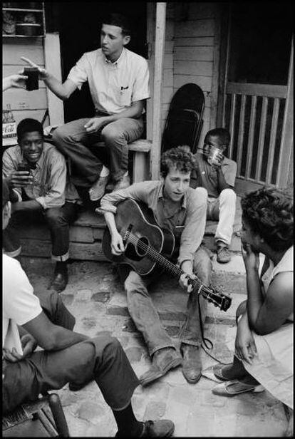 Dylan, num escritório a favor dos direitos civis dos EUA, em 1963, em Greenwood (Mississippi).