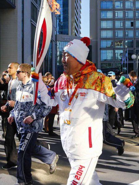 O secretário geral da ONU, Ban Ki-moon, porta a tocha olímpica em Sochi.