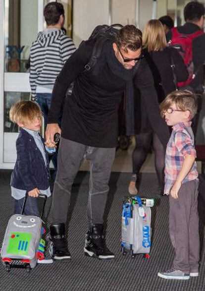 Ricky Martin e seus filhos no aeroporto de Sidney em abril 2014.